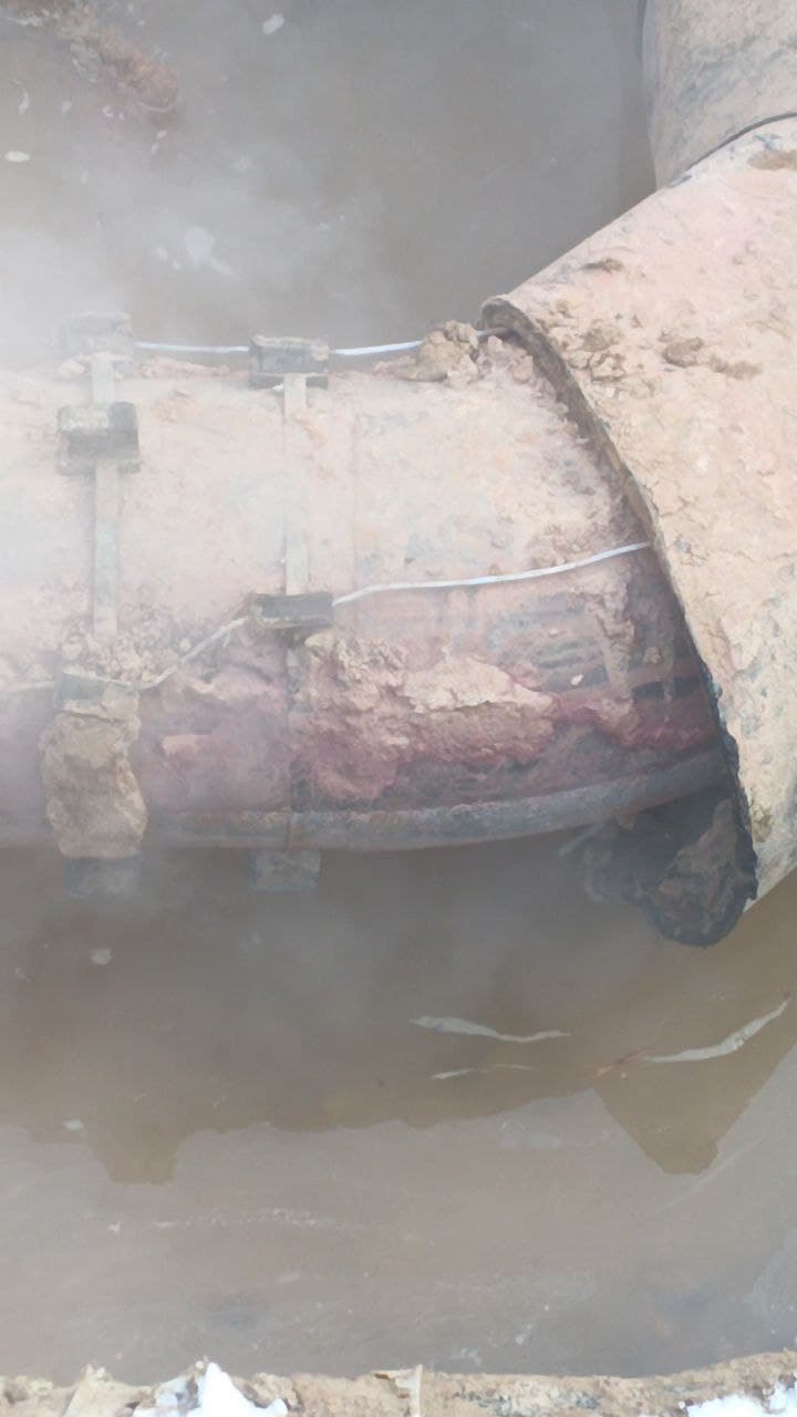 Excavation of the flooded district heating pipeline